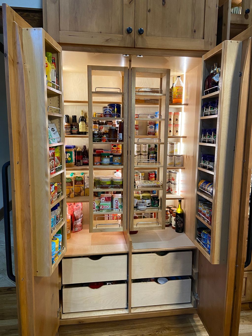 Fold-out pantry