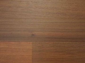 8mm Laminate flooring in colour Cedar oak