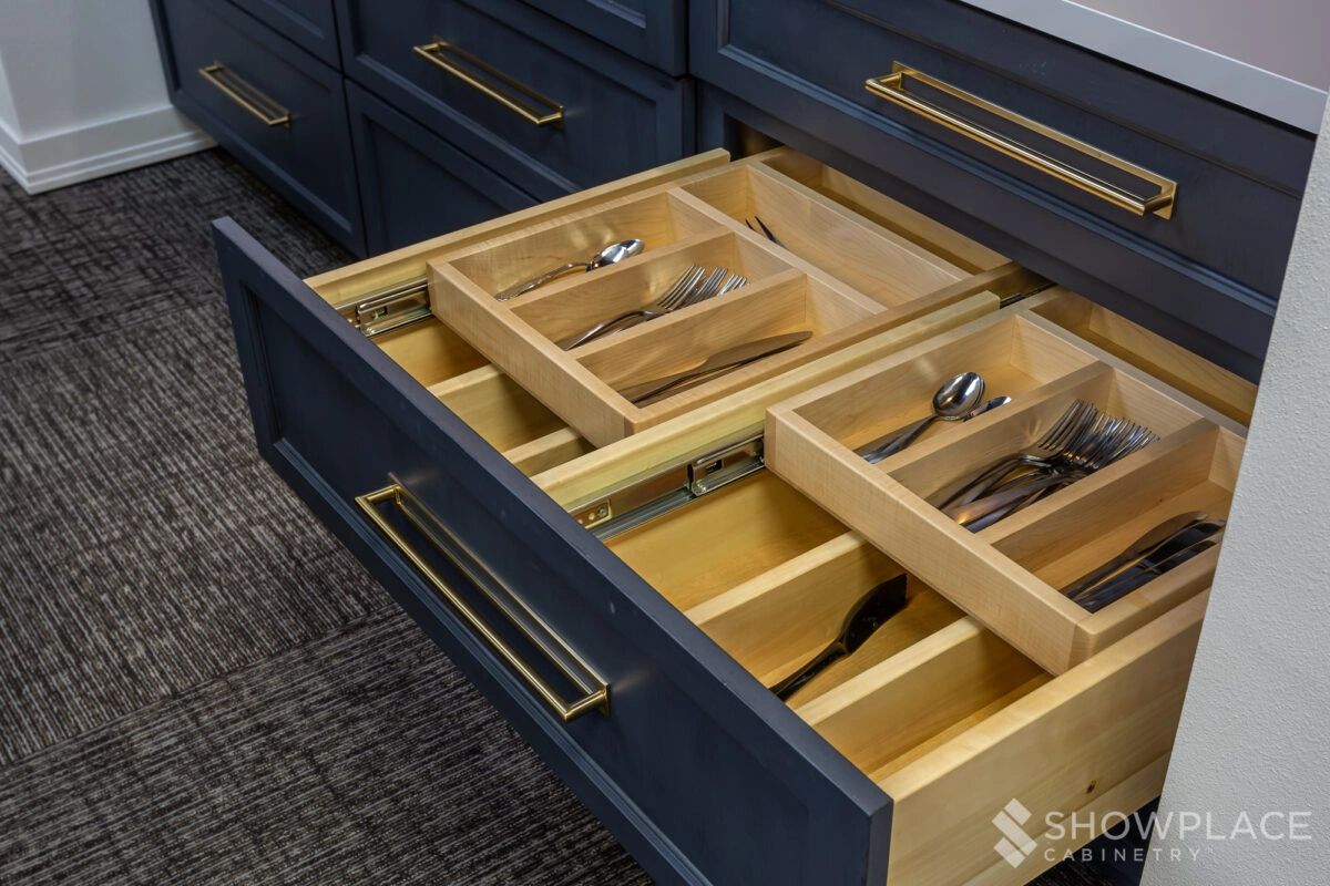 https://img1.wsimg.com/isteam/ip/91460483-b36b-4640-8bfb-626446e042fa/Three-Drawer-Base-with-two-tier-cutlery-divide.jpg/:/cr=t:0%25,l:0%25,w:100%25,h:100%25