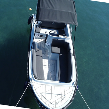 Rent a boat valory 525 from Black Anchor boat rental without needing a boat licence.