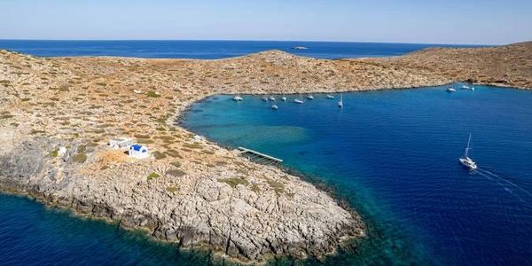 Dia island. Rent boat from Black Anchor boat rental without licence needed and explore Dia Island