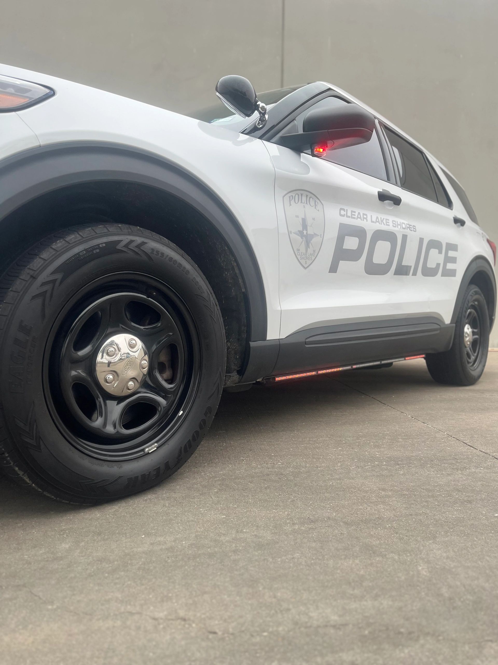 20% Discount on details for Veterans, active duty military, and first responders. Police car clean