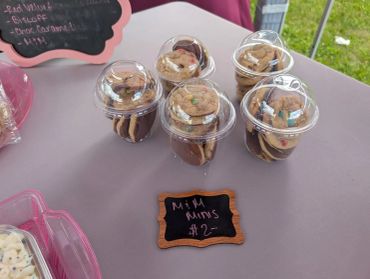 Mini cookie buns packaged in clear cups for sale.