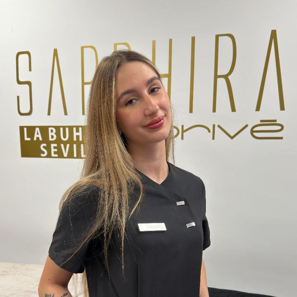 A woman named Noelia in a black uniform stands in front of a Saphira sign.