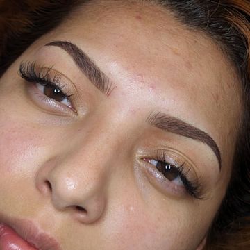 Woman with microblading and microshading eyebrows 