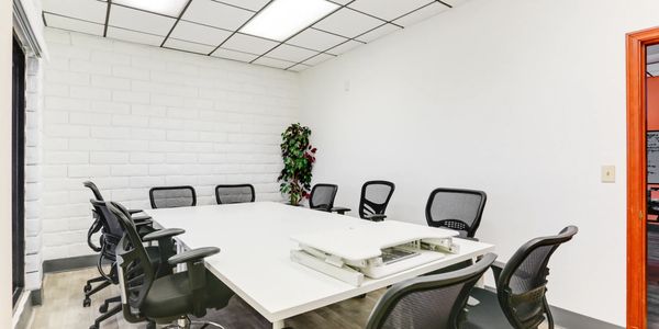 Configurable conference room with 10 chairs.
