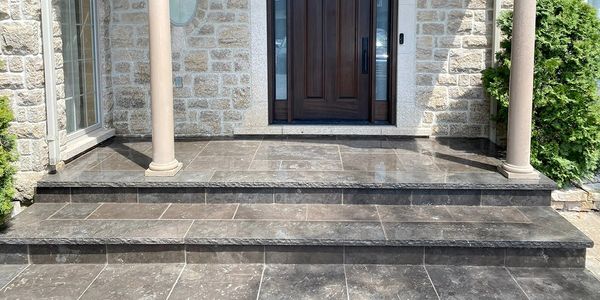 Entrance with flagstone interlocking work