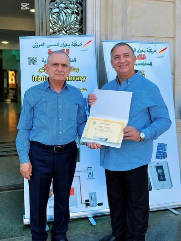 تكريم د. مازن العزي من شركة روان شمس العراق بعد محاضرة عن الطاقة الشمسية وحماية البيئة