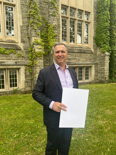د. مازن العزي يحمل شهادة تقديرية من Canadian Solar Specialist في كندا