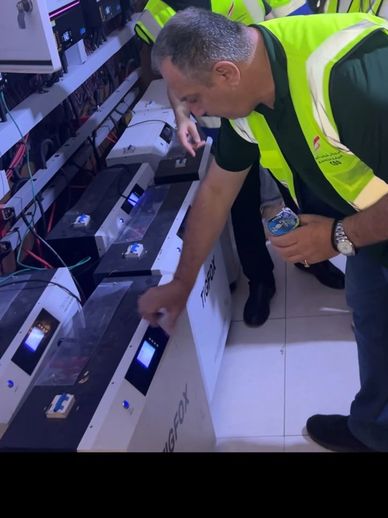 فحص بطاريات منظومة الطاقة الشمسية مع المهندسين الكنديين وفريق روان شمس العراق