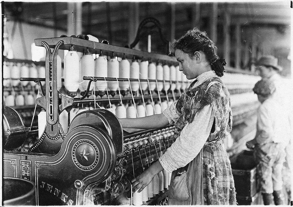 Spinner in a cotton factory, 1908 - by By Lewis Hine Fileuse dans une usine de coton, 1908 - par By Lewis Hine