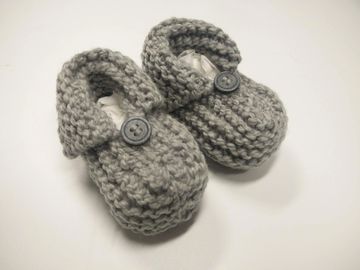 knit baby shoes