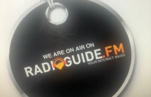round key chain with the words radio guide fm