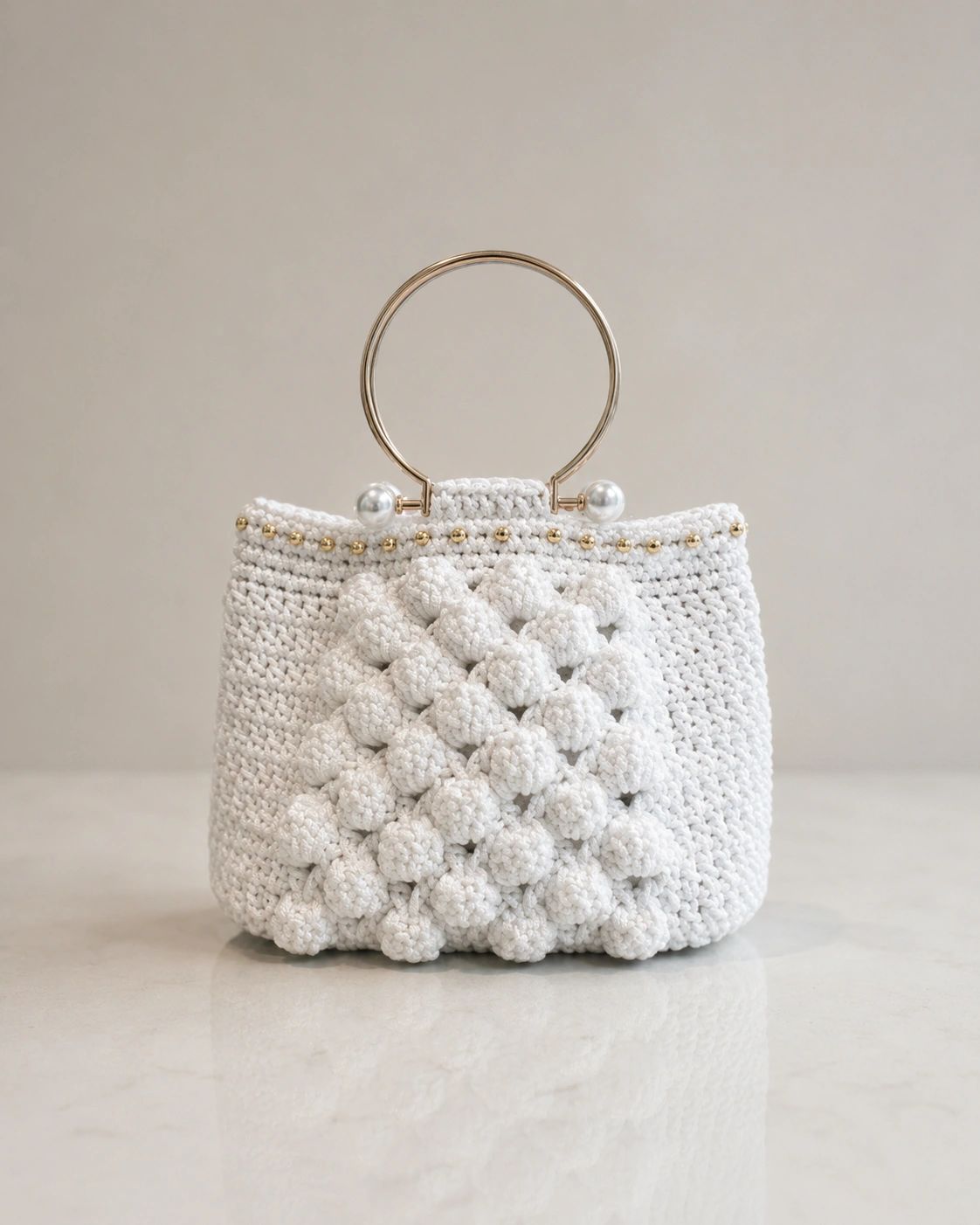 Introducing  Luz de Perla , a stylish and durable handbag made from yarn with a metal gold frame.