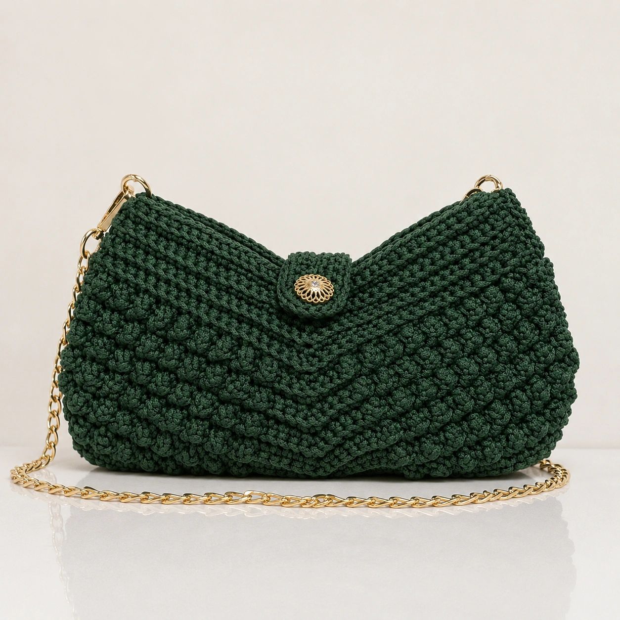 Get ready to turn heads with the stunning Selva Nocturna handbag This vibrant green purse is the per