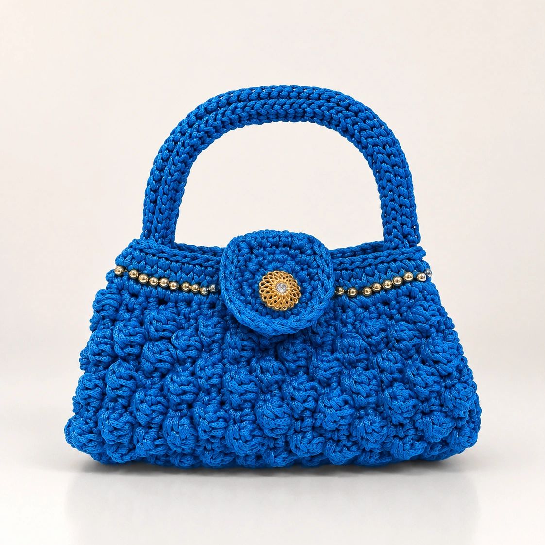 Inspired by the depth of the ocean and the endless horizon, Cielo Profundo transforms fiber into scu