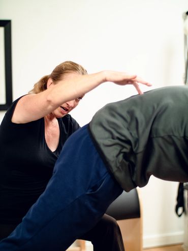 Hands-on assist during upstretch on the reformer