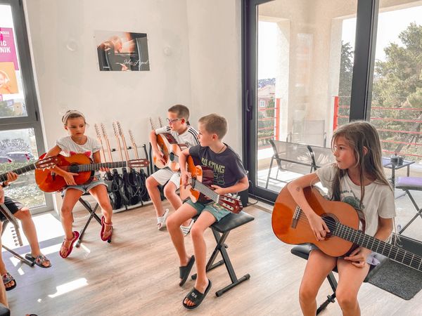 Tečaj gitare Six Strings Adventure u Šibeniku