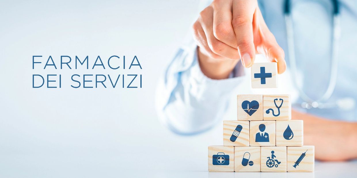 Hand stacking medical symbol blocks with Italian text 'Farmacia dei Servizi'.