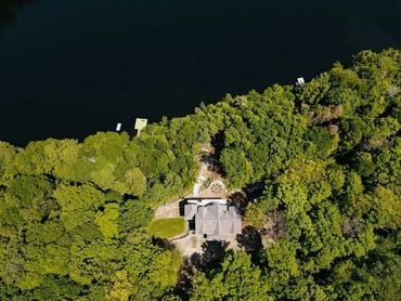 Aerial view of Mossrock Retreat and the Redstone Lake shoreline. 