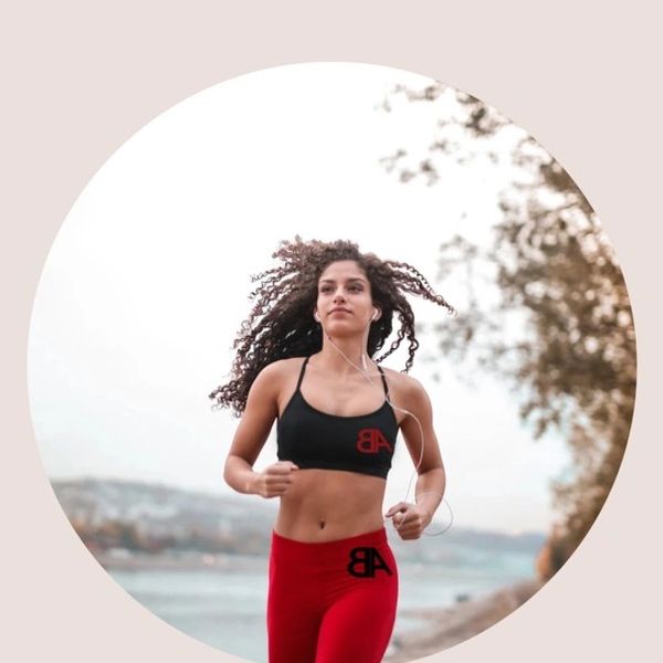 Woman wearing a sport collection