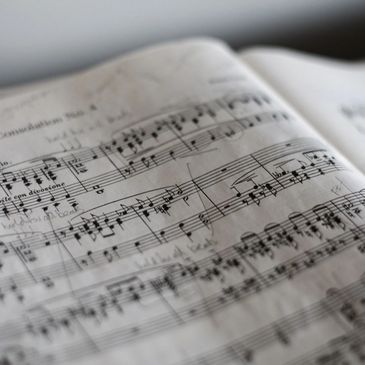 Notenblatt mit klassischer Musiknotation.