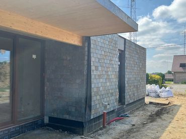 Detail gevel Victoria 57 leien en dakrand. Mooie combinatie van hout en natuursteen