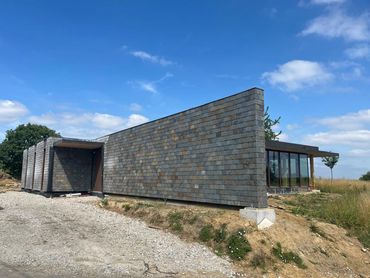 Gevel in Victoria 57 natuurleien multicolor. Werf te Gooik met strak en natuurlijk resultaat.