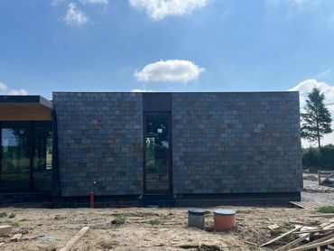 Tijdloze gevelbekleding met Victoria 57 leien. Mooie afwerking in Gooik