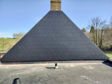 Gevel met leien 60/30 en EPDM dakbedekking in Sint-Maria-Oudenhove.