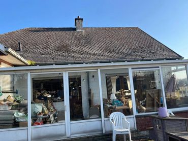 Oude toestand dak vóór werken – zichtbaar aan slijtage en mosvorming