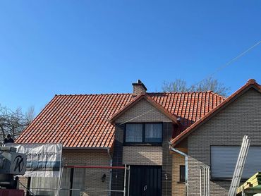 Nieuw dak met Potelberg 44 Latem rood in Ronse – oversteken en goot in opbouw.