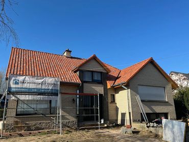 Dak vernieuwd met Potelberg 44 en rock-panel stormplanken, werf Ronse.

