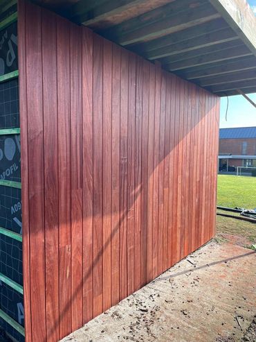 Padouk planchetten geven dit tuinhuis een warme en natuurlijke uitstraling