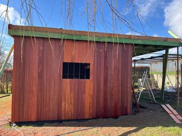 Tuinhuis in opbouw met padouk planchetten, dakbedekking in EPDM evalastic