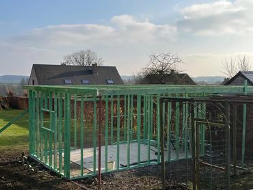 Fundering en geraamte van het tuinhuis in volle opbouw, solide en duurzaam