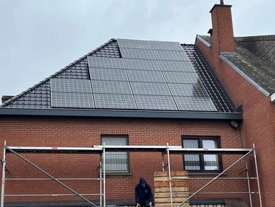 Gerenoveerd dak met zonnepanelen in Wetteren