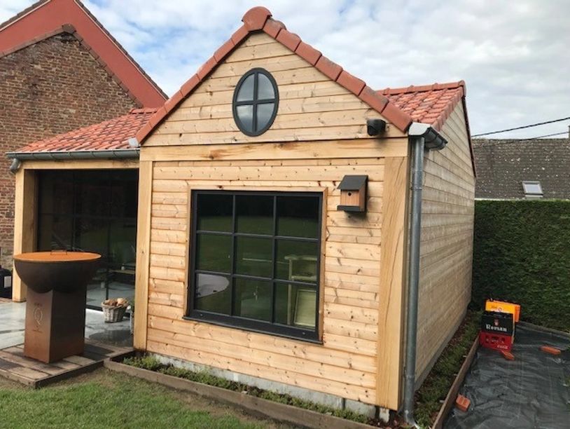 Afgewerkt landelijk tuinhuis met houten gevelbekleding in thermo den en dakpannen Old Latem rood.