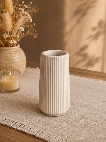 Diseño de líneas verticales y formas suaves que aportan textura y elegancia. Su tamaño compacto lo c