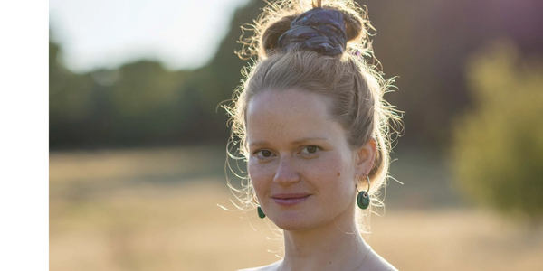 Portrait von Laura Kali, der Tantralehrerin, in der Natur