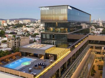 Hotel Hilton moderno con piscina en la azotea.