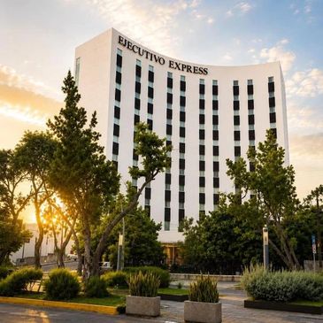 Edificio de hotel Ejecutivo Express al atardecer.