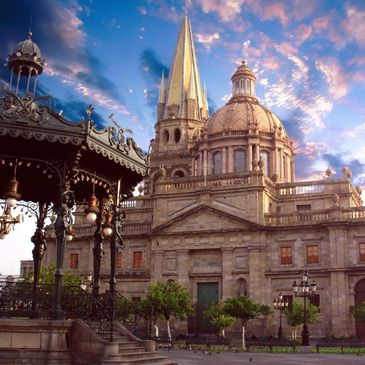 Catedral con un quiosco ornamental al atardecer.