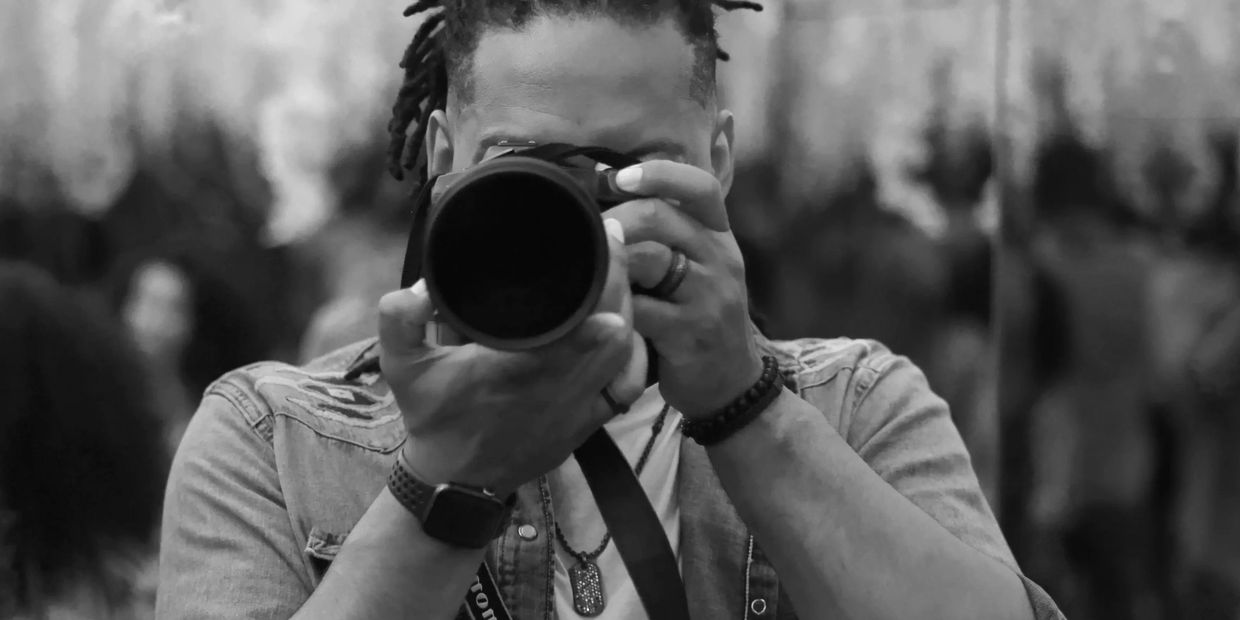 J The Photographer © 2025