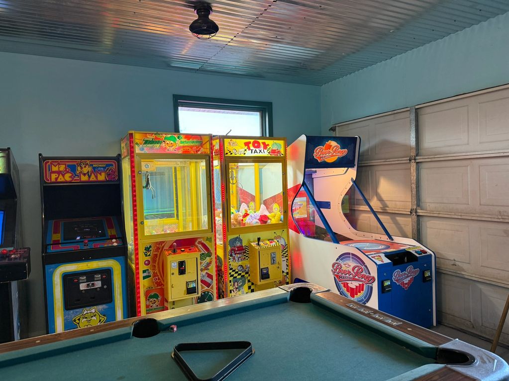 Beer pong, Ms Pac Man video game