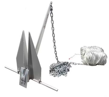 Ancla metálica con cuerda y cadena.