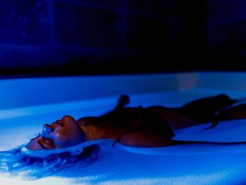 People floating in float therapy 