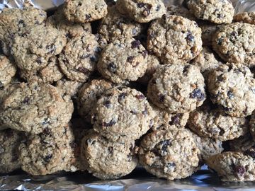 A SOFT CHEWY COOKIE WITH CINNAMON & RAISINS
