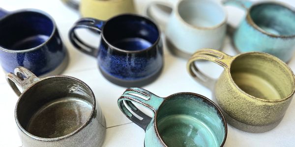 Sarı, turkuaz, mavi ve yeşil stoneware kahve ve çay fincanları