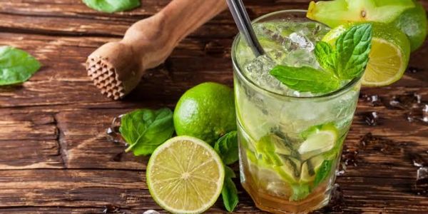 Cóctel de mojito con lima y hierbabuena.